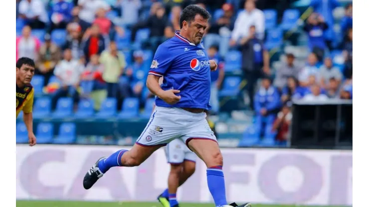 Carlos Hermosillo en un partido homenaje con Cruz Azul