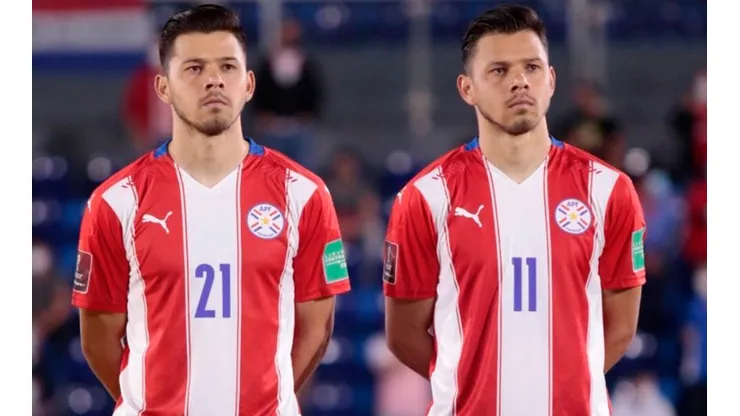 Ángel Romero y su mellizo Óscar con la Selección de Paraguay.