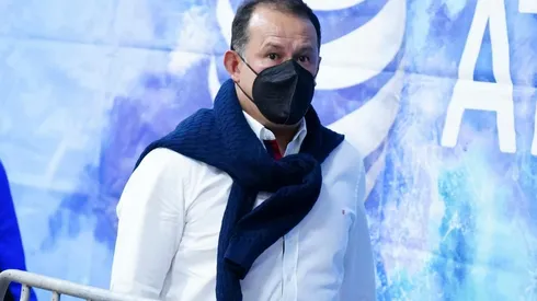 Juan Reynoso ya llegó al Estadio Azteca.