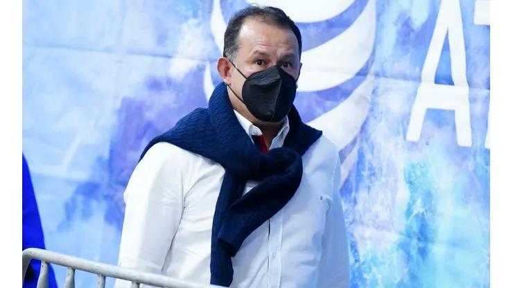 Juan Reynoso ya llegó al Estadio Azteca.