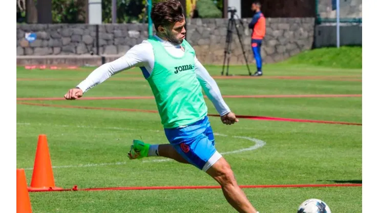 Christian Tabó anotó un golazo en el entrenamiento con Cruz Azul.