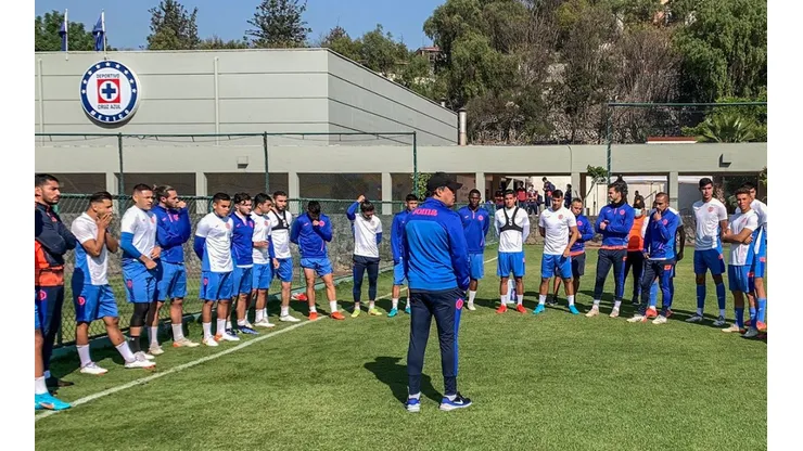 Juan Reynoso frente al plantel completo de Cruz Azul.