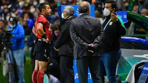 El central revisando la jugada en el VAR.