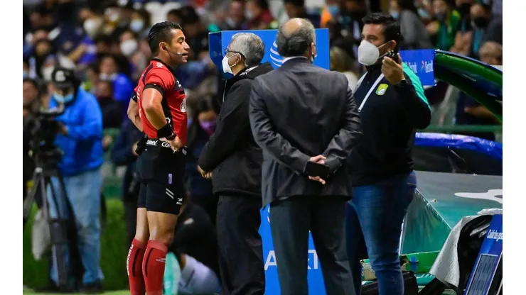 El central revisando la jugada en el VAR.