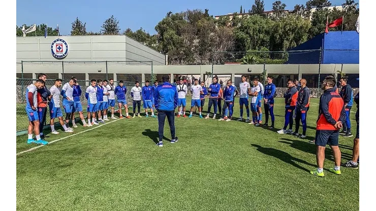 Durante la presentación de los refuerzos con el resto del plantel.