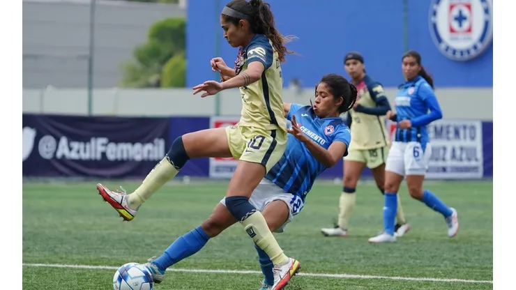 El momento exacto del toque de Diana García al balón en el penal inexistente.