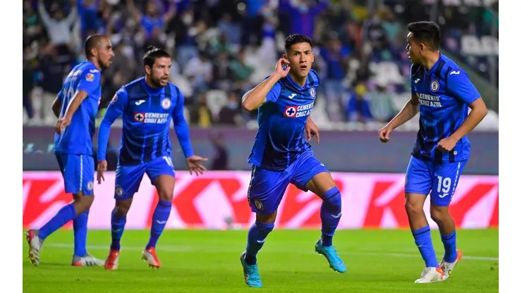 Uriel Antuna firmó un gol de antología para el triunfo de Cruz Azul.
