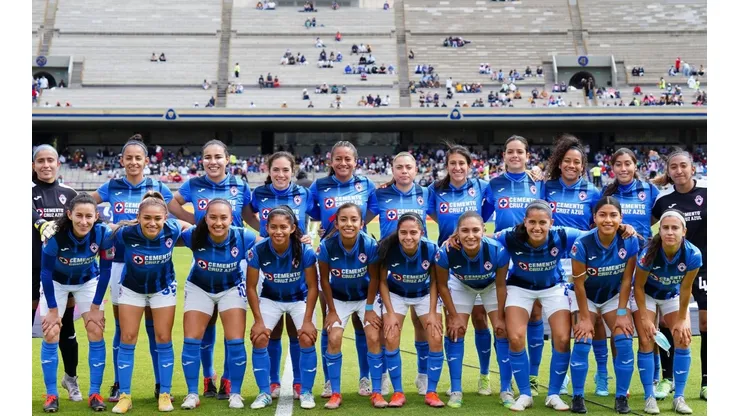 Cruz Azul en su visita a Pumas en el Estadio Olímpico Universitario.