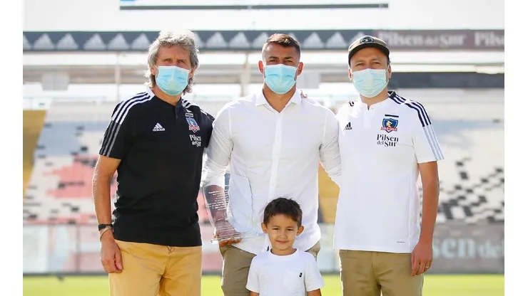 El homenaje de Colo-Colo a Iván Morales antes de viajar a México