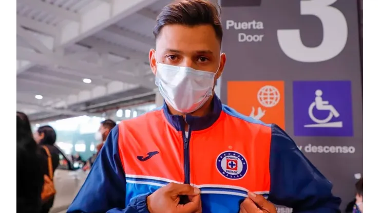 Ángel Romero ya llegó a México para reportar con Cruz Azul.