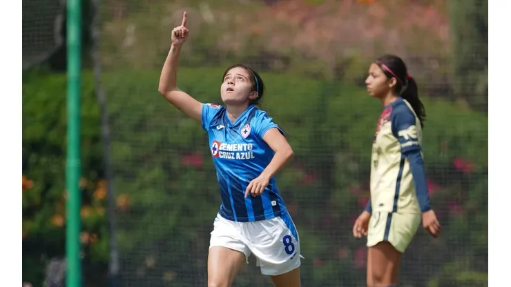 Dalia Molina festejó su gol con Cruz Azul ante América.