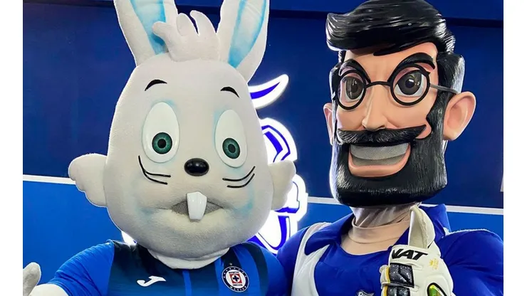 Blu de Cruz Azul posó con 'El Fuerte' de Pueba en la carrera de mascotas.