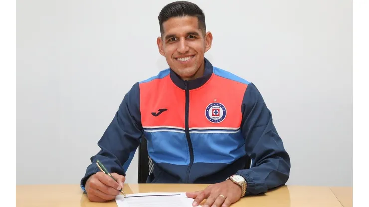Luis Abram ya firmó su contrato con Cruz Azul.