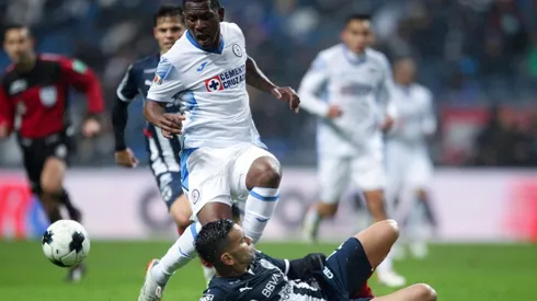 ¡Gol de Cruz Azul! Bryan Angulo anota el penal y Rayados se queda con 10