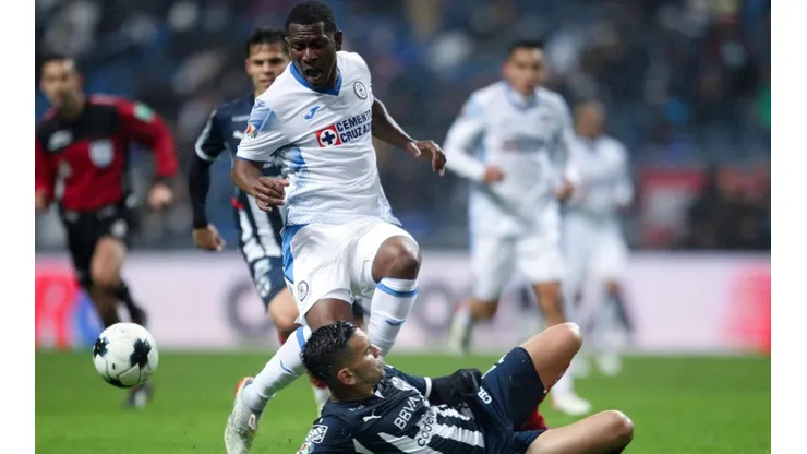 ¡Gol de Cruz Azul! Bryan Angulo anota el penal y Rayados se queda con 10