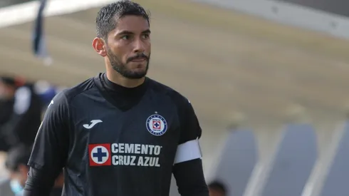 Jesús Corona se mantiene firme en la portería de Cruz Azul.