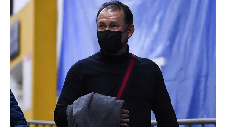 Juan Reynoso llegó al Estadio Azteca para el duelo de Cruz Azul.