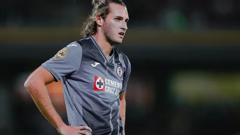 Santiago Giménez causó baja de Cruz Azul por coronavirus.