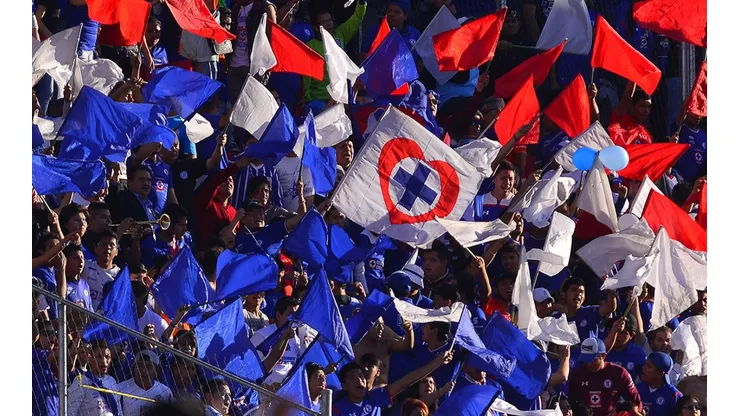 La Sangre Azul alentando a Cruz Azul en el Estadio Azul.