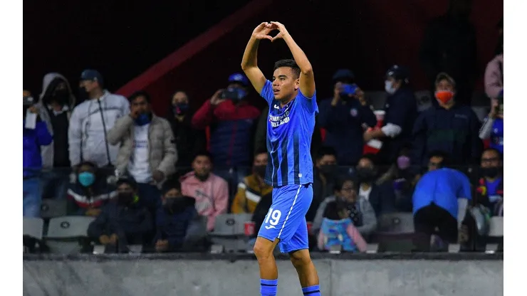 La afición de Cruz Azul se pliega ante Charly luego de su debut con gol