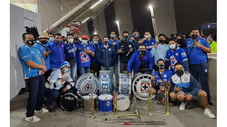La Sangre Azul entró por primera vez al Estadio Azteca con instrumentos y banderas.