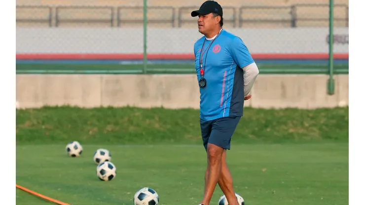Juan Reynoso dirigió la práctica de Cruz Azul este lunes.