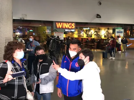 Charly Rodríguez ya posa con el uniforme de Cruz Azul