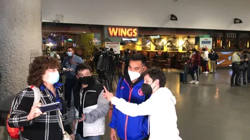 Charly Rodríguez ya posa con el uniforme de Cruz Azul