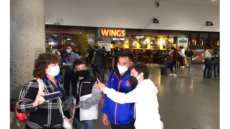 Charly Rodríguez ya posa con el uniforme de Cruz Azul