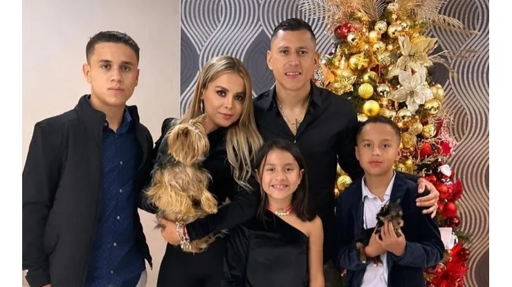 El Cata se puso la 10 y regaló cena de Navidad a policías de la CDMX