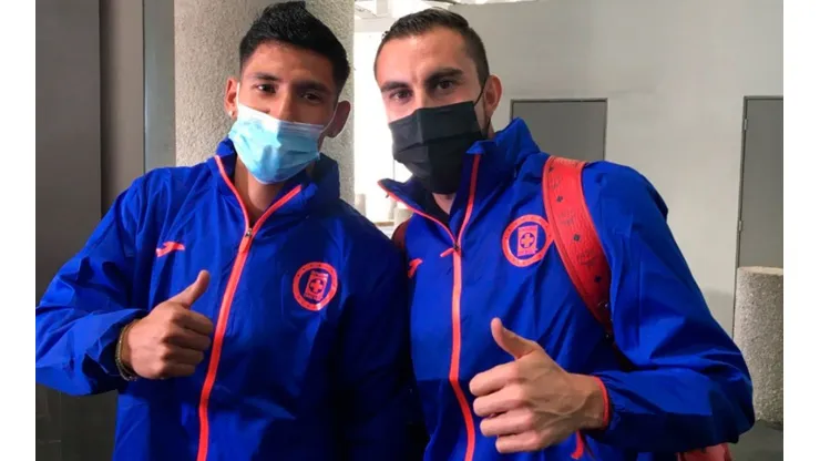 Uriel Antuna y Alejandro Mayorga ya posaron con el escudo de Cruz Azul.