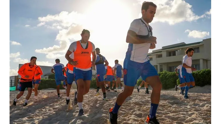 Video: Cruz Azul tuvo su primer día de pretemporada en la playa