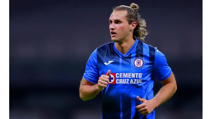 Santiago Giménez aún no reportó con Cruz Azul.