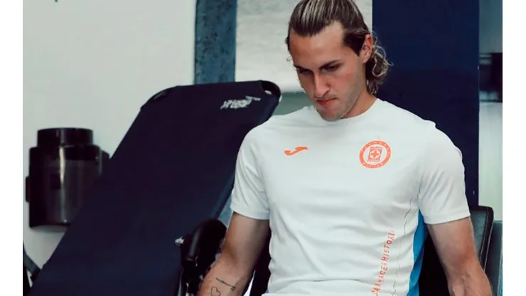 Santiago Giménez ya entrenó con Cruz Azul este lunes.