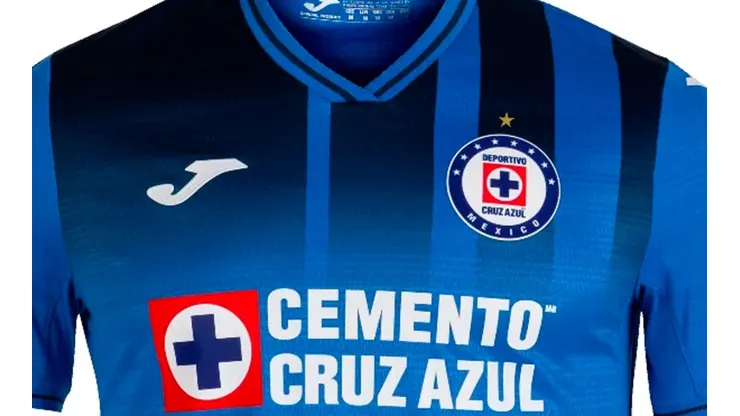 Playera de local de Cruz Azul temporada 2021-2022.