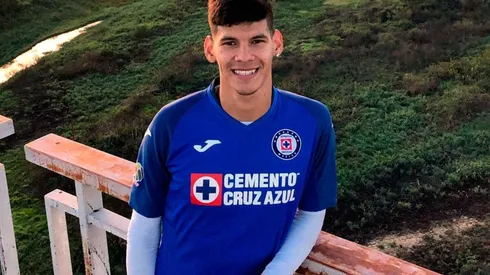 Robert Morales con la playera de Cruz Azul.