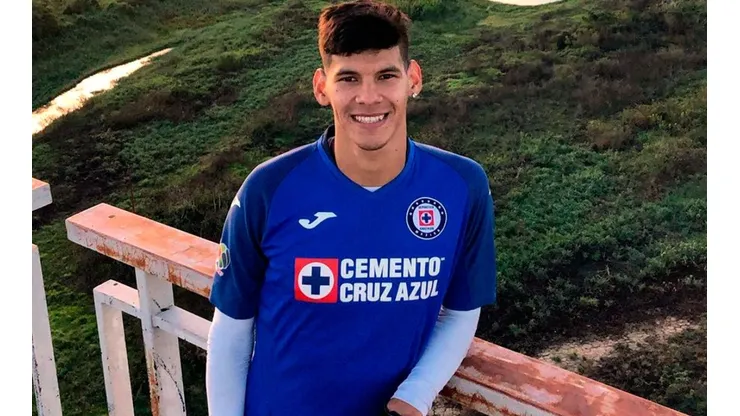 Robert Morales con la playera de Cruz Azul.