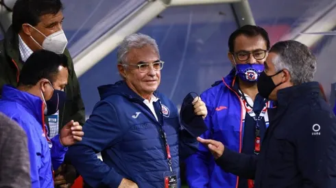 Álvaro Dávila con directivos de Cruz Azul