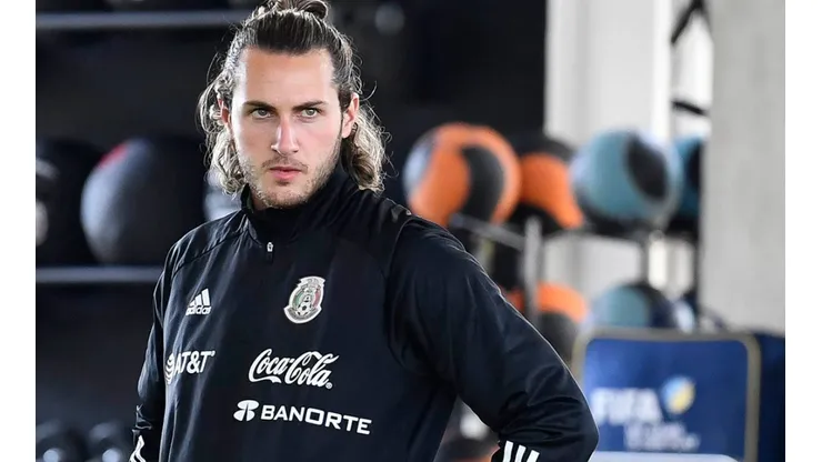 Santiago Giménez viajó a Estados Unidos con el Tri.