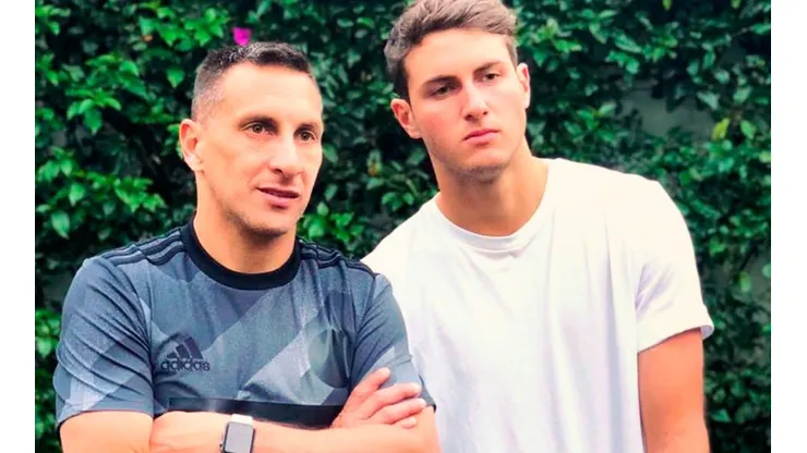 Santiago Giménez y su padre Christian cuentan con la nacionalidad mexicana.