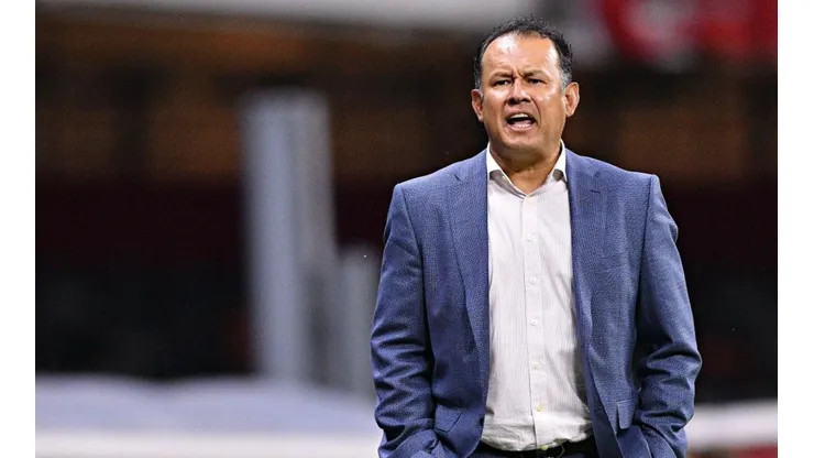 Juan Reynoso en el partido ante Monterrey