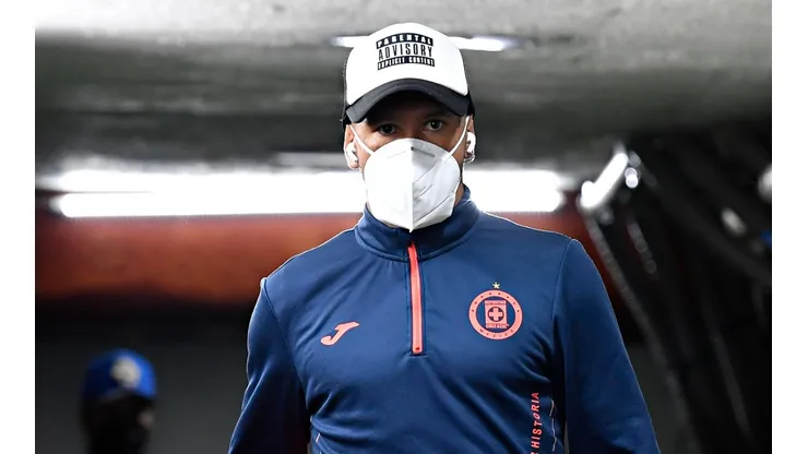 El futuro de Walter Montoya en Cruz Azul pende de un hilo