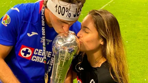 Santi Giménez festejó la novena de Cruz Azul con su novia Fer Serrano.