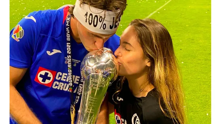 Santi Giménez festejó la novena de Cruz Azul con su novia Fer Serrano.