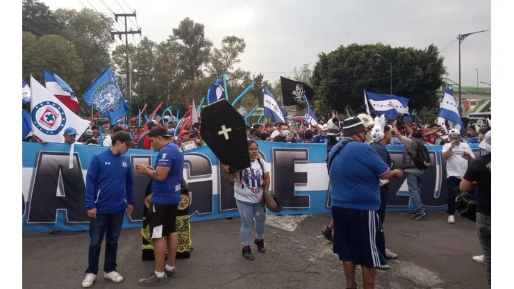 La afición de Cruz Azul copa el Azteca en la previa del Clásico Joven