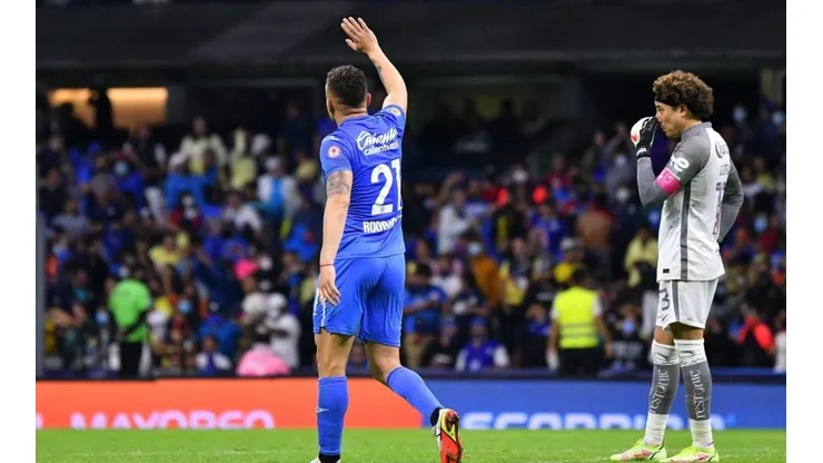 Jonathan Rodríguez en el duelo ante el América