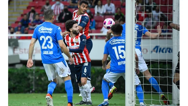Cruz Azul se salvó del empate ante Chivas de milagro.