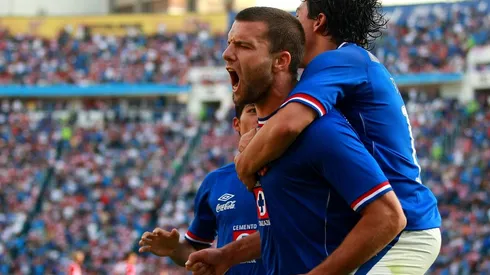 Tito Villa firmó dos goles ante Chivas como jugador de Cruz Azul.