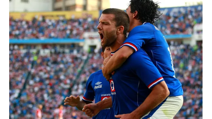 Tito Villa firmó dos goles ante Chivas como jugador de Cruz Azul.