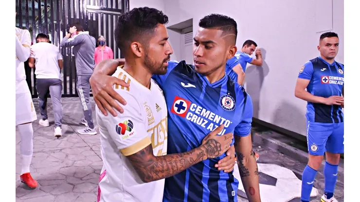 Orbelín Pineda con Javier Aquino previo al partido.